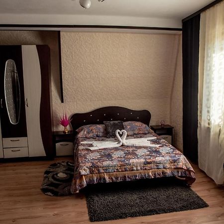 Casa Robi Hotel Pestisani Buitenkant foto