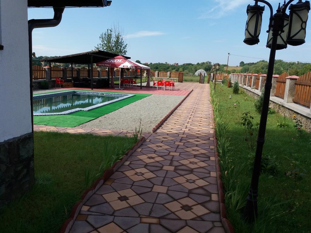 Casa Robi Hotel Pestisani Buitenkant foto