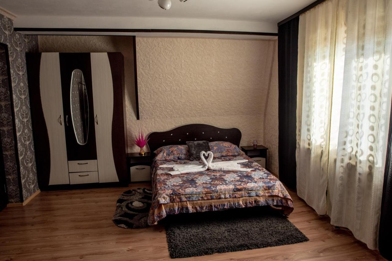 Casa Robi Hotel Pestisani Buitenkant foto
