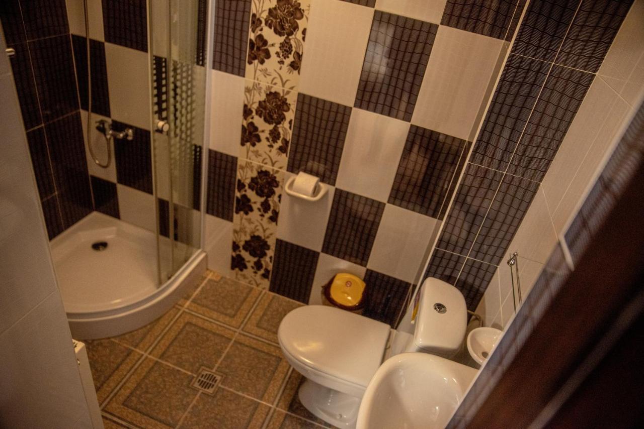 Casa Robi Hotel Pestisani Buitenkant foto