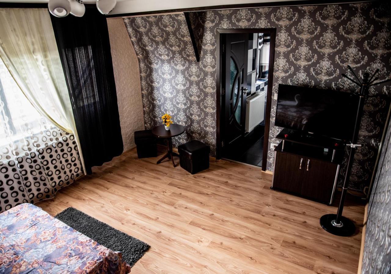 Casa Robi Hotel Pestisani Buitenkant foto