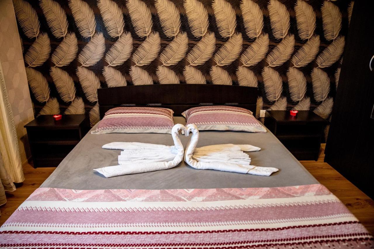 Casa Robi Hotel Pestisani Buitenkant foto