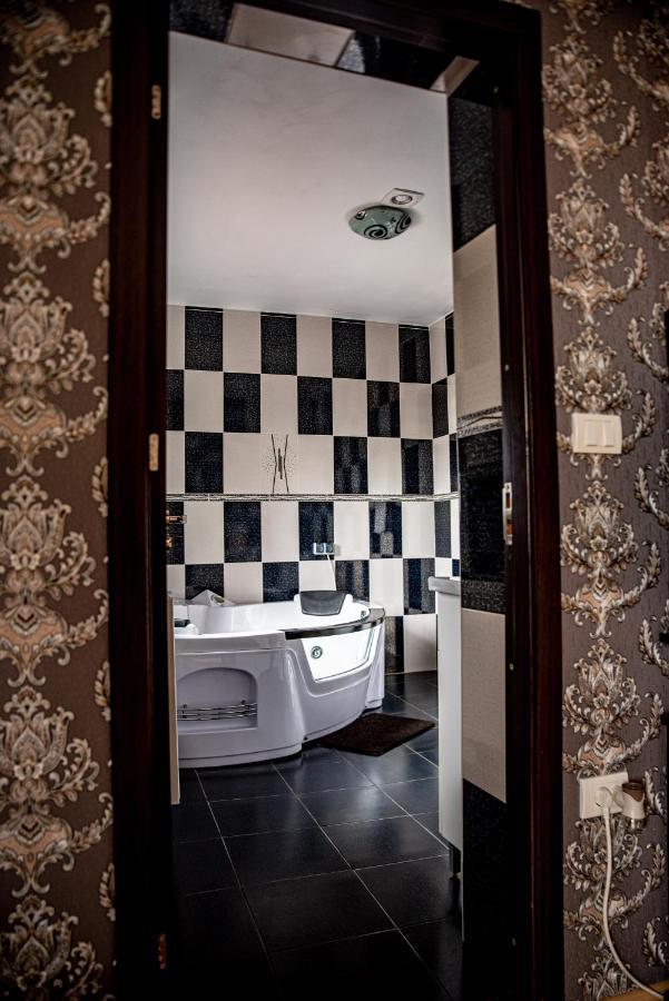 Casa Robi Hotel Pestisani Buitenkant foto