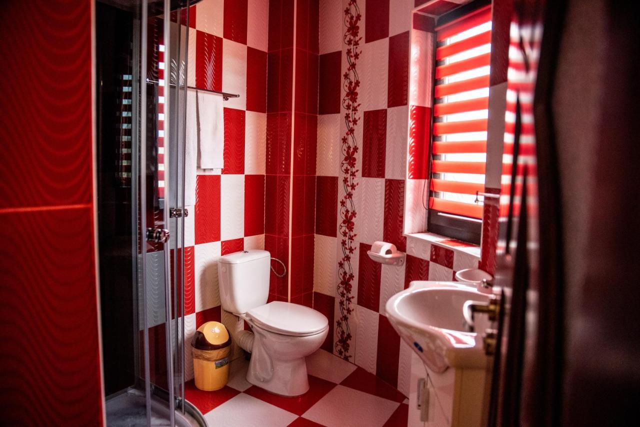 Casa Robi Hotel Pestisani Buitenkant foto