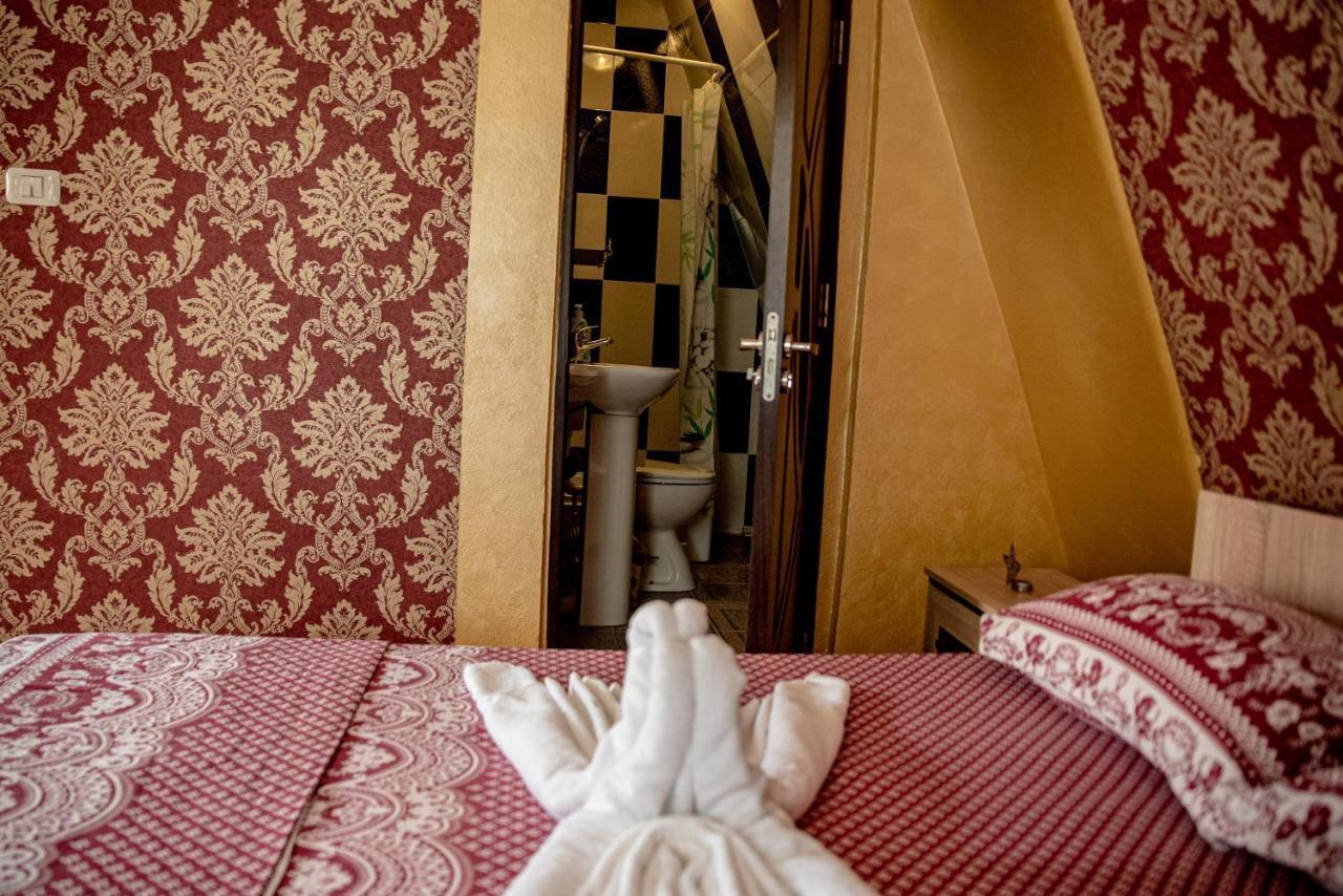 Casa Robi Hotel Pestisani Buitenkant foto