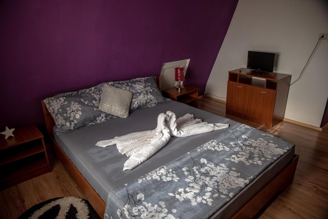 Casa Robi Hotel Pestisani Buitenkant foto