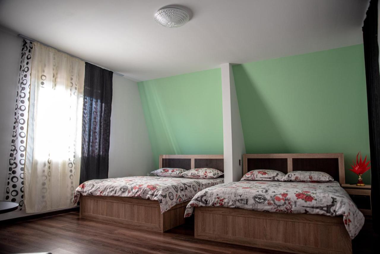 Casa Robi Hotel Pestisani Buitenkant foto