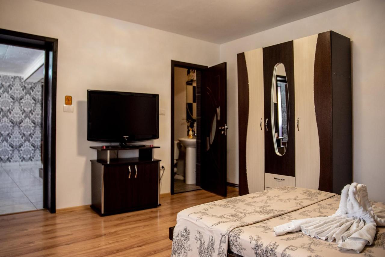 Casa Robi Hotel Pestisani Buitenkant foto