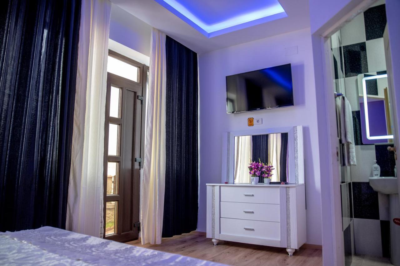 Casa Robi Hotel Pestisani Buitenkant foto