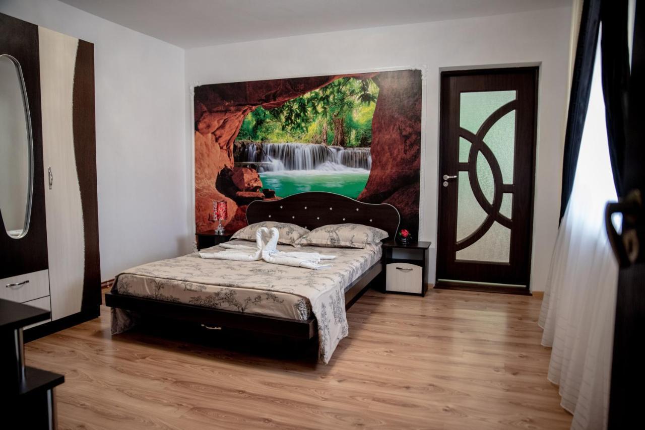 Casa Robi Hotel Pestisani Buitenkant foto