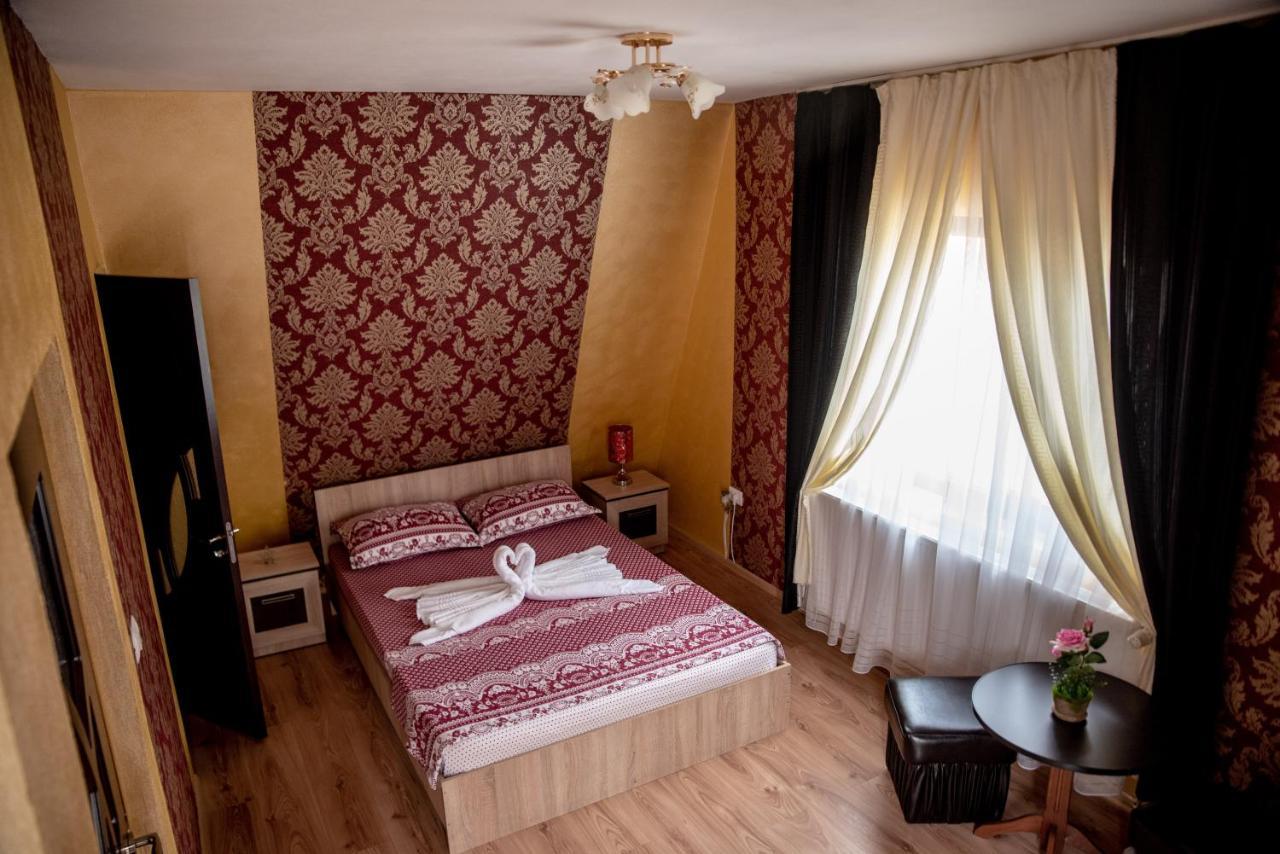 Casa Robi Hotel Pestisani Buitenkant foto