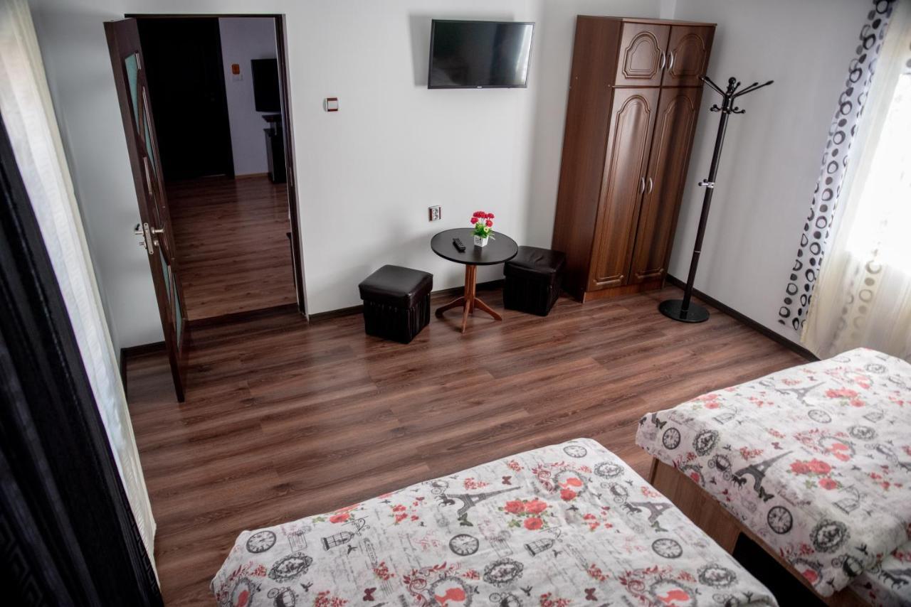 Casa Robi Hotel Pestisani Buitenkant foto