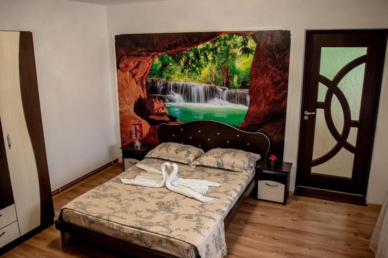 Casa Robi Hotel Pestisani Buitenkant foto