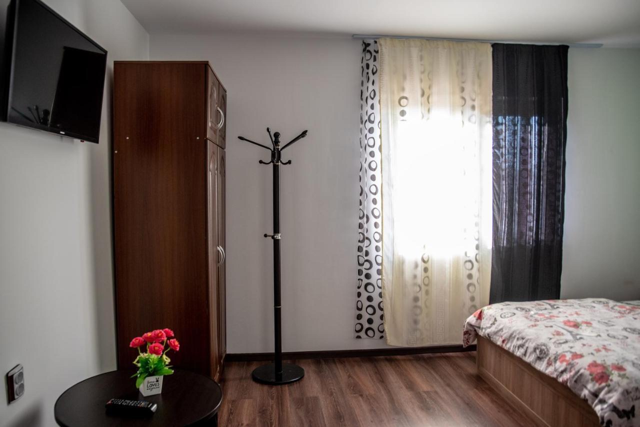 Casa Robi Hotel Pestisani Buitenkant foto