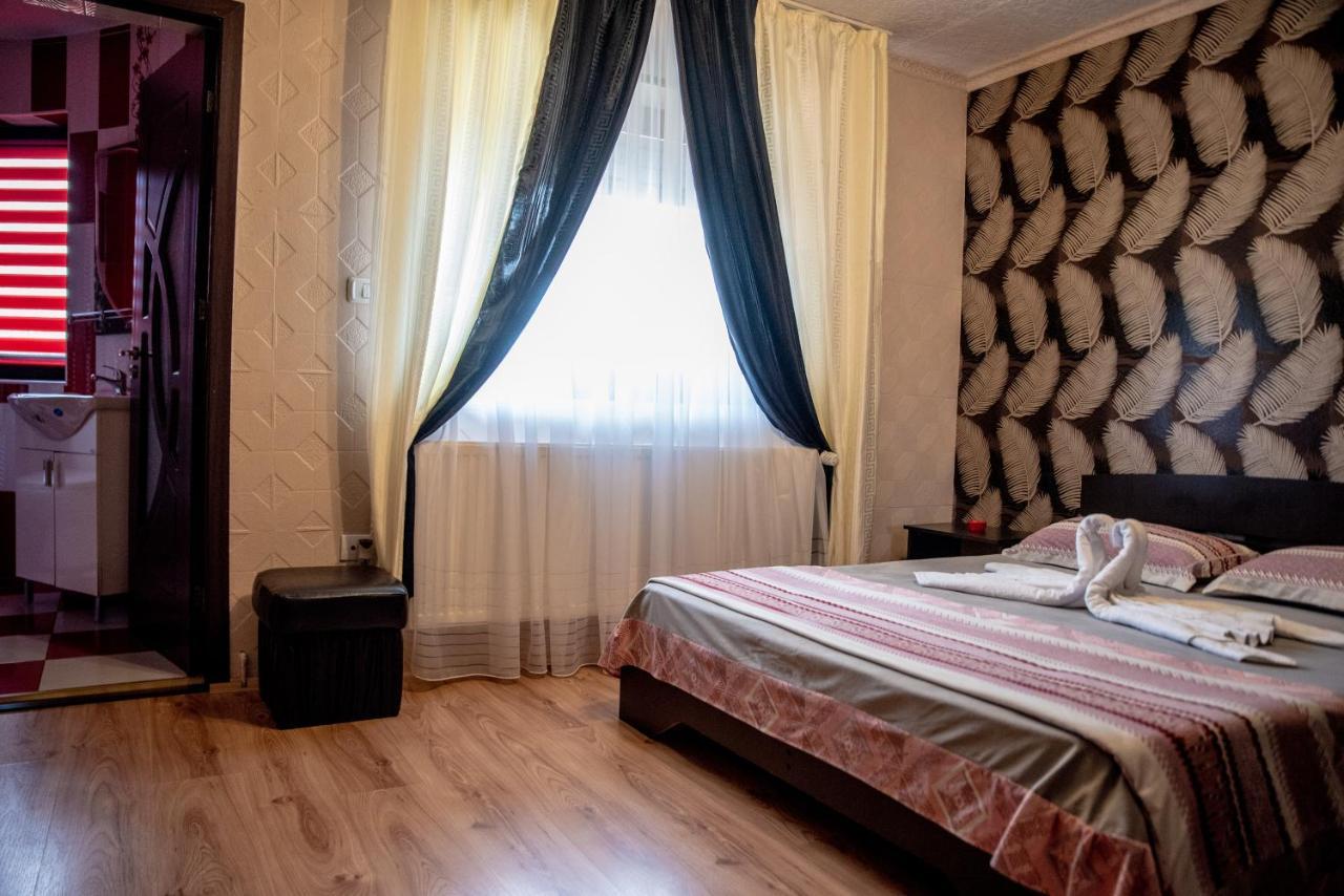 Casa Robi Hotel Pestisani Buitenkant foto