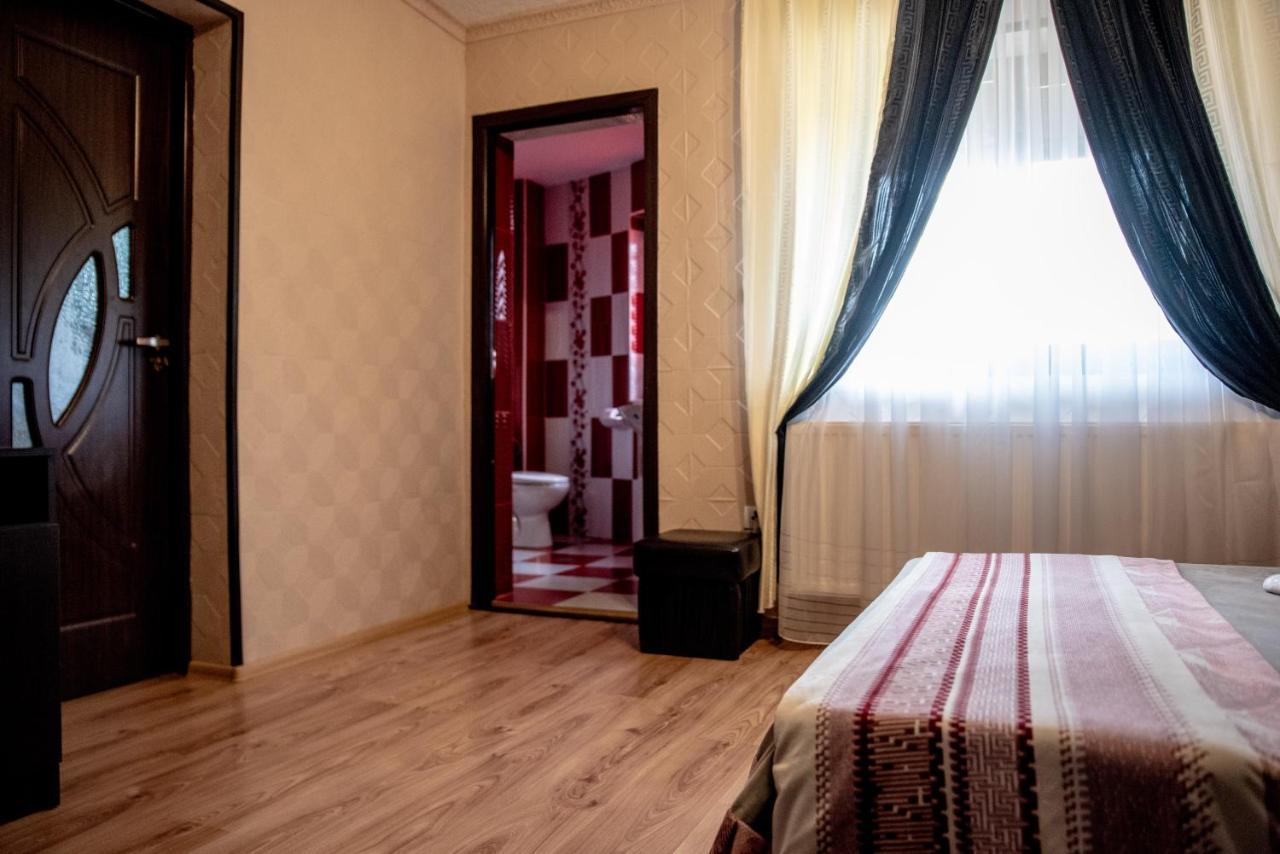 Casa Robi Hotel Pestisani Buitenkant foto