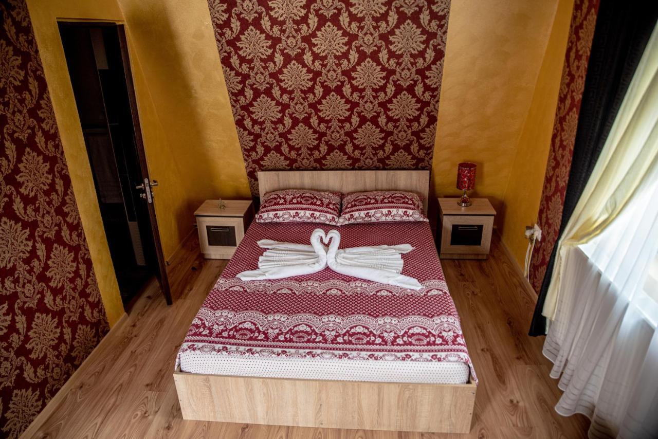 Casa Robi Hotel Pestisani Buitenkant foto